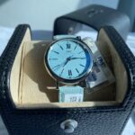 IWC柏涛菲诺《晴天蓝》美美上手效果图nnn2022 全球、最、最、最、耀眼的明星nnNR-factory最新推出nn《谷爱凌》同款“晴天蓝”特别版，全球首发，尊贵上市。n此款碗表是IWC品牌首次于柏涛菲诺系列的表盘中运用了清新明快的浅蓝色，这抹蓝象征着记忆里的晴天，如青春般美好。搭载清新的淡蓝色表盘与灰色小牛皮表带，将经典设计与浪漫气息相结合，优雅活泼，颇具灵动气息。n心如朝阳，才能释放青春容光，无论走到那里，都愿你心怀蓝天，处处晴，戴上它，便是晴天。nIW357416柏涛菲诺系列34“晴天蓝”特别版尺寸34毫米，精钢表壳，浅兰色表盘，12颗璀璨钻石指示小时，釆用南非施华洛水钻，表带快速更换系统，n釆用2892自动机械机芯（也就是万国自己命名的35100）n亮点：一表一码，底盖、吊牌、保卡、三码合一，【NR厂为了更薄能达到原装的厚度选装了2892机芯、配件均与原装通用 更专注 更用心 更逼真】、欢迎品鉴⋯⋯【温馨提示：手表三码合一绝不重码、退回必须持有、1⃣️吊牌、2⃣️保卡、3⃣️使用证书1本、如不齐全、恕不退换】