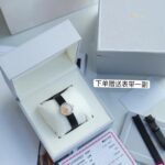 迪奥LA D DE DIOR 系列石英腕表，三色可选，分别精钢太阳图案贝母盘、精钢黑玛瑙盘、18K包金黑玛瑙盘。秀气表径25mm，体现Dior迪奥珠宝精神，将专业珠宝工艺和大胆创意同瑞士制表工艺相结合。表圈和表冠镶嵌真钻。抛光处理太子妃式指针，易拆式黑色绢缎表带，镶真钻精钢针扣式表扣，防眩目蓝宝石水晶镜面，精钢表圈满镶钻石装饰，贵气尽显，原装进口瑞士ETA280.002石英机芯(与专柜一致)，30米防水，搭配原厂壳套，配钢琴漆实木大气包装，高端好礼。另多送一条原厂绢缎表带，十分难得的好货好价！