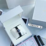 迪奥LA D DE DIOR 系列石英腕表，三色可选，分别精钢太阳图案贝母盘、精钢黑玛瑙盘、18K包金黑玛瑙盘。秀气表径25mm，体现Dior迪奥珠宝精神，将专业珠宝工艺和大胆创意同瑞士制表工艺相结合。表圈和表冠镶嵌真钻。抛光处理太子妃式指针，易拆式黑色绢缎表带，镶真钻精钢针扣式表扣，防眩目蓝宝石水晶镜面，精钢表圈满镶钻石装饰，贵气尽显，原装进口瑞士ETA280.002石英机芯(与专柜一致)，30米防水，搭配原厂壳套，配钢琴漆实木大气包装，高端好礼。另多送一条原厂绢缎表带，十分难得的好货好价！