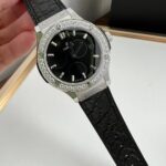n【HB Factory】新力作 原版开模 最高版本复刻 宇舶Hublot（恒宝）经典融合系列  女款高端腕表！最新推出宇舶女款33mm腕表，在高端复刻品质一如继往, 整体结构与原装结构保持一致！细节方面：1 :采用瑞士朗达石英机芯 2 : 壳身抛光细腻洁白光亮，斜边抛光弧度倒角与正品一致，3 ：字面与正品在各种常光的对比下一致！4 : 表壳厚度与正品一致5 : 腕表采用原装开模制做，复刻品之配件可以与原装正品互为通用替换，HB工艺匠心独运！HB Factory因为用心，所以专业，你值得拥有！