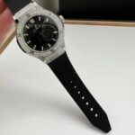 n【HB Factory】新力作 原版开模 最高版本复刻 宇舶Hublot（恒宝）经典融合系列  女款高端腕表！最新推出宇舶女款33mm腕表，在高端复刻品质一如继往, 整体结构与原装结构保持一致！细节方面：1 :采用瑞士朗达石英机芯 2 : 壳身抛光细腻洁白光亮，斜边抛光弧度倒角与正品一致，3 ：字面与正品在各种常光的对比下一致！4 : 表壳厚度与正品一致5 : 腕表采用原装开模制做，复刻品之配件可以与原装正品互为通用替换，HB工艺匠心独运！HB Factory因为用心，所以专业，你值得拥有！