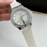 n【HB Factory】新力作 原版开模 最高版本复刻 宇舶Hublot（恒宝）经典融合系列  女款高端腕表！最新推出宇舶女款33mm腕表，在高端复刻品质一如继往, 整体结构与原装结构保持一致！细节方面：1 :采用瑞士朗达石英机芯 2 : 壳身抛光细腻洁白光亮，斜边抛光弧度倒角与正品一致，3 ：字面与正品在各种常光的对比下一致！4 : 表壳厚度与正品一致5 : 腕表采用原装开模制做，复刻品之配件可以与原装正品互为通用替换，HB工艺匠心独运！HB Factory因为用心，所以专业，你值得拥有！