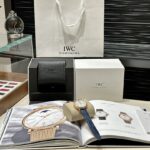 n【IWS Factory2022墙裂推荐】市场最高版本 万国IWC柏涛菲诺月相自动腕表女士37MM腕表！n细节方面：n1️⃣独家巨资订制万国Cal.35800真月相功能机芯，机芯月相是一个月走一圈，2字位侧按制可快调月相，实现了和正品一样的功能！n2⃣316L精钢表壳镶嵌纯净无暇钻石，已经显现出月相款的尊贵身份，简约的刻度，12颗无暇小美钻与指针，依旧是柏涛菲诺一贯的气质--优雅而不失干练。n3⃣在订制机芯的加持下，尺寸做到和原装一致37MM，厚度仅10.8毫米，双卜凸状蓝宝石电蓝光玻璃镜面！n4️⃣316L表带采用进口小牛皮材质制作、经过顶级的手工缝制工艺完成，皮带共有五个色可选（暗黑.赤棕.国红.青绿.深蓝）找到最舒适的自己。表扣采用精钢材质锻造、结构为针扣的形式。全进口精钢表扣，有一定的弧度，刻字清晰。