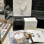 n【IWS Factory2022墙裂推荐】市场最高版本 万国IWC柏涛菲诺月相自动腕表女士37MM腕表！n细节方面：n1️⃣独家巨资订制万国Cal.35800真月相功能机芯，机芯月相是一个月走一圈，2字位侧按制可快调月相，实现了和正品一样的功能！n2⃣316L精钢表壳镶嵌纯净无暇钻石，已经显现出月相款的尊贵身份，简约的刻度，12颗无暇小美钻与指针，依旧是柏涛菲诺一贯的气质--优雅而不失干练。n3⃣在订制机芯的加持下，尺寸做到和原装一致37MM，厚度仅10.8毫米，双卜凸状蓝宝石电蓝光玻璃镜面！n4️⃣316L表带采用进口小牛皮材质制作、经过顶级的手工缝制工艺完成，皮带共有五个色可选（暗黑.赤棕.国红.青绿.深蓝）找到最舒适的自己。表扣采用精钢材质锻造、结构为针扣的形式。全进口精钢表扣，有一定的弧度，刻字清晰。