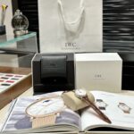 n【IWS Factory2022墙裂推荐】市场最高版本 万国IWC柏涛菲诺月相自动腕表女士37MM腕表！n细节方面：n1️⃣独家巨资订制万国Cal.35800真月相功能机芯，机芯月相是一个月走一圈，2字位侧按制可快调月相，实现了和正品一样的功能！n2⃣316L精钢表壳镶嵌纯净无暇钻石，已经显现出月相款的尊贵身份，简约的刻度，12颗无暇小美钻与指针，依旧是柏涛菲诺一贯的气质--优雅而不失干练。n3⃣在订制机芯的加持下，尺寸做到和原装一致37MM，厚度仅10.8毫米，双卜凸状蓝宝石电蓝光玻璃镜面！n4️⃣316L表带采用进口小牛皮材质制作、经过顶级的手工缝制工艺完成，皮带共有五个色可选（暗黑.赤棕.国红.青绿.深蓝）找到最舒适的自己。表扣采用精钢材质锻造、结构为针扣的形式。全进口精钢表扣，有一定的弧度，刻字清晰。