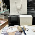 n【IWS Factory2022墙裂推荐】市场最高版本 万国IWC柏涛菲诺月相自动腕表女士37MM腕表！n细节方面：n1️⃣独家巨资订制万国Cal.35800真月相功能机芯，机芯月相是一个月走一圈，2字位侧按制可快调月相，实现了和正品一样的功能！n2⃣316L精钢表壳镶嵌纯净无暇钻石，已经显现出月相款的尊贵身份，简约的刻度，12颗无暇小美钻与指针，依旧是柏涛菲诺一贯的气质--优雅而不失干练。n3⃣在订制机芯的加持下，尺寸做到和原装一致37MM，厚度仅10.8毫米，双卜凸状蓝宝石电蓝光玻璃镜面！n4️⃣316L表带采用进口小牛皮材质制作、经过顶级的手工缝制工艺完成，皮带共有五个色可选（暗黑.赤棕.国红.青绿.深蓝）找到最舒适的自己。表扣采用精钢材质锻造、结构为针扣的形式。全进口精钢表扣，有一定的弧度，刻字清晰。