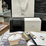 n【IWS Factory2022墙裂推荐】市场最高版本 万国IWC柏涛菲诺月相自动腕表女士37MM腕表！n细节方面：n1️⃣独家巨资订制万国Cal.35800真月相功能机芯，机芯月相是一个月走一圈，2字位侧按制可快调月相，实现了和正品一样的功能！n2⃣316L精钢表壳镶嵌纯净无暇钻石，已经显现出月相款的尊贵身份，简约的刻度，12颗无暇小美钻与指针，依旧是柏涛菲诺一贯的气质--优雅而不失干练。n3⃣在订制机芯的加持下，尺寸做到和原装一致37MM，厚度仅10.8毫米，双卜凸状蓝宝石电蓝光玻璃镜面！n4️⃣316L表带采用进口小牛皮材质制作、经过顶级的手工缝制工艺完成，皮带共有五个色可选（暗黑.赤棕.国红.青绿.深蓝）找到最舒适的自己。表扣采用精钢材质锻造、结构为针扣的形式。全进口精钢表扣，有一定的弧度，刻字清晰。