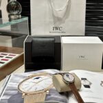 n【IWS Factory2022墙裂推荐】市场最高版本 万国IWC柏涛菲诺月相自动腕表女士37MM腕表！n细节方面：n1️⃣独家巨资订制万国Cal.35800真月相功能机芯，机芯月相是一个月走一圈，2字位侧按制可快调月相，实现了和正品一样的功能！n2⃣316L精钢表壳镶嵌纯净无暇钻石，已经显现出月相款的尊贵身份，简约的刻度，12颗无暇小美钻与指针，依旧是柏涛菲诺一贯的气质--优雅而不失干练。n3⃣在订制机芯的加持下，尺寸做到和原装一致37MM，厚度仅10.8毫米，双卜凸状蓝宝石电蓝光玻璃镜面！n4️⃣316L表带采用进口小牛皮材质制作、经过顶级的手工缝制工艺完成，皮带共有五个色可选（暗黑.赤棕.国红.青绿.深蓝）找到最舒适的自己。表扣采用精钢材质锻造、结构为针扣的形式。全进口精钢表扣，有一定的弧度，刻字清晰。