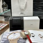 【IWS Factory2022墙裂推荐】市场最高版本 万国IWC柏涛菲诺月相自动腕表女士37MM腕表！n细节方面：n1️⃣独家巨资订制万国Cal.35800真月相功能机芯，机芯月相是一个月走一圈，2字位侧按制可快调月相，实现了和正品一样的功能！n2⃣316L精钢表壳镶嵌纯净无暇钻石，已经显现出月相款的尊贵身份，简约的刻度，12颗无暇小美钻与指针，依旧是柏涛菲诺一贯的气质--优雅而不失干练。n3⃣在订制机芯的加持下，尺寸做到和原装一致37MM，厚度仅10.8毫米，双卜凸状蓝宝石电蓝光玻璃镜面！n4️⃣316L表带采用进口小牛皮材质制作、经过顶级的手工缝制工艺完成，皮带共有五个色可选（暗黑.赤棕.国红.青绿.深蓝）找到最舒适的自己。表扣采用精钢材质锻造、结构为针扣的形式。全进口精钢表扣，有一定的弧度，刻字清晰。