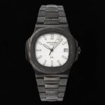 【PATEK PHILIPPE  鹦鹉螺5711 DiW 】碳纤维的美学呈现，DiW赋予鹦鹉螺5711 腕表别样的风格。DiW作为知名的腕表改装品牌，以高端的碳纤维赋予腕表全新的视觉与触觉体验，进而吸引了众多爱好者的关注。鹦鹉螺5711腕表是DiW近期的代表作，这款腕表开创了复合材料进化的新纪元，因为它在美学上结合了高端碳纤维的轻盈感和陶瓷的的光滑度。该腕表表壳采用高端碳纤维制成，并融入了不锈钢元素，黑色的整体色调与不规则纹理造型，尽显别致观感。表盘搭配时标与指针，呈现出典雅与奢侈的质感。腕表后盖采用不锈钢材料进行黑色涂层制作，视觉观感非常统一。腕表搭配的表带特别震撼，也是碳纤维与不锈钢材料组合制成，碳纤维的纹理如云似烟，让人爱不释手。百达翡丽鹦鹉螺5711经DiW重新改造制作，个性前卫，时尚炫酷，非常适合追逐个性和潮流的年轻人们！