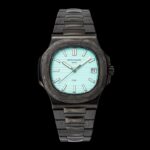 【PATEK PHILIPPE  鹦鹉螺5711 DiW 】碳纤维的美学呈现，DiW赋予鹦鹉螺5711 腕表别样的风格。DiW作为知名的腕表改装品牌，以高端的碳纤维赋予腕表全新的视觉与触觉体验，进而吸引了众多爱好者的关注。鹦鹉螺5711腕表是DiW近期的代表作，这款腕表开创了复合材料进化的新纪元，因为它在美学上结合了高端碳纤维的轻盈感和陶瓷的的光滑度。该腕表表壳采用高端碳纤维制成，并融入了不锈钢元素，黑色的整体色调与不规则纹理造型，尽显别致观感。表盘搭配时标与指针，呈现出典雅与奢侈的质感。腕表后盖采用不锈钢材料进行黑色涂层制作，视觉观感非常统一。腕表搭配的表带特别震撼，也是碳纤维与不锈钢材料组合制成，碳纤维的纹理如云似烟，让人爱不释手。百达翡丽鹦鹉螺5711经DiW重新改造制作，个性前卫，时尚炫酷，非常适合追逐个性和潮流的年轻人们！