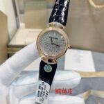n意大利著名奢华珠宝品牌宝格丽推出的DIVAS’ DREAM女士石英腕表，DIVAS’ DREAM腕表从女性的优雅气质和永恒之城的迷人气息中汲取灵感，以独树一帜的罗马精神向最迷人的女性致敬，这款珠宝腕表极具女性气质，精美雅致，呈现卡拉卡拉大浴场大理石的色彩和扇形马赛克迷人曲线，体现意大利美学的真正精髓，凭借此系列腕表成为了意大利上层社会优雅女士的身份标识之一。n这款腕表以30毫米精钢表壳，经过品牌抛光打磨处理之后，完美的表壳弧度以及典雅而别致的扇形十分漂亮。顶级奢华，灰常稀缺，成型鳄鱼🐊皮表带/牛皮🐂表带，令佩戴更加的舒适，凸面蓝宝石玻璃，永不刮花，进口瑞士石英机芯。