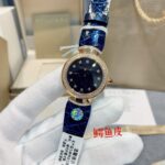 n意大利著名奢华珠宝品牌宝格丽推出的DIVAS’ DREAM女士石英腕表，DIVAS’ DREAM腕表从女性的优雅气质和永恒之城的迷人气息中汲取灵感，以独树一帜的罗马精神向最迷人的女性致敬，这款珠宝腕表极具女性气质，精美雅致，呈现卡拉卡拉大浴场大理石的色彩和扇形马赛克迷人曲线，体现意大利美学的真正精髓，凭借此系列腕表成为了意大利上层社会优雅女士的身份标识之一。n这款腕表以30毫米精钢表壳，经过品牌抛光打磨处理之后，完美的表壳弧度以及典雅而别致的扇形十分漂亮。顶级奢华，灰常稀缺，成型鳄鱼🐊皮表带/牛皮🐂表带，令佩戴更加的舒适，凸面蓝宝石玻璃，永不刮花，进口瑞士石英机芯。