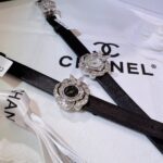 VCA Factoryn品牌：CHANEL · 香奈儿 🌼n系列：定制珠宝系列n机芯：瑞士🇨🇭1042 石英机芯n字面：天然贝壳🐚 黑搪瓷n表带：人造革织物绢丝面料，真皮底n扣子：单折扣➕珠宝盖面n功能：时针与分针nn生产过程改过百次版，设计师团队经过36个月改图与专柜同步尺寸与钻的数量n【工匠精神纯手工打造的产品，少量出货】