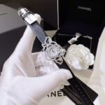 VCA Factoryn品牌：CHANEL · 香奈儿 🌼n系列：定制珠宝系列n机芯：瑞士🇨🇭1042 石英机芯n字面：天然贝壳🐚 黑搪瓷n表带：人造革织物绢丝面料，真皮底n扣子：单折扣➕珠宝盖面n功能：时针与分针nn生产过程改过百次版，设计师团队经过36个月改图与专柜同步尺寸与钻的数量n【工匠精神纯手工打造的产品，少量出货】