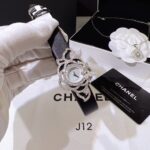 VCA Factoryn品牌：CHANEL · 香奈儿 🌼n系列：定制珠宝系列n机芯：瑞士🇨🇭1042 石英机芯n字面：天然贝壳🐚 黑搪瓷n表带：人造革织物绢丝面料，真皮底n扣子：单折扣➕珠宝盖面n功能：时针与分针nn生产过程改过百次版，设计师团队经过36个月改图与专柜同步尺寸与钻的数量n【工匠精神纯手工打造的产品，少量出货】
