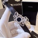 VCA Factory n品牌：CHANEL · 香奈儿 🌼n系列：定制珠宝系列n机芯：瑞士🇨🇭1042 石英机芯n字面：天然贝壳🐚 黑搪瓷n表带：人造革织物绢丝面料，真皮底n扣子：单折扣➕珠宝盖面n功能：时针与分针nn生产过程改过百次版，设计师团队经过36个月改图与专柜同步尺寸与钻的数量n【工匠精神纯手工打造的产品，少量出货】