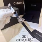 VCA Factory n品牌：CHANEL · 香奈儿 🌼n系列：定制珠宝系列n机芯：瑞士🇨🇭1042 石英机芯n字面：天然贝壳🐚 黑搪瓷n表带：人造革织物绢丝面料，真皮底n扣子：单折扣➕珠宝盖面n功能：时针与分针nn生产过程改过百次版，设计师团队经过36个月改图与专柜同步尺寸与钻的数量n【工匠精神纯手工打造的产品，少量出货】