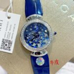 n意大利著名奢华珠宝品牌宝格丽推出的DIVAS’ DREAM女士石英腕表，DIVAS’ DREAM腕表从女性的优雅气质和永恒之城的迷人气息中汲取灵感，以独树一帜的罗马精神向最迷人的女性致敬，这款珠宝腕表极具女性气质，精美雅致，呈现卡拉卡拉大浴场大理石的色彩和扇形马赛克迷人曲线，体现意大利美学的真正精髓，凭借此系列腕表成为了意大利上层社会优雅女士的身份标识之一。n这款腕表以30毫米精钢表壳，经过品牌抛光打磨处理之后，完美的表壳弧度以及典雅而别致的扇形十分漂亮。顶级奢华，灰常稀缺，成型鳄鱼🐊皮表带/牛皮🐂表带，令佩戴更加的舒适，凸面蓝宝石玻璃，永不刮花，进口瑞士石英机芯。