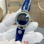 n意大利著名奢华珠宝品牌宝格丽推出的DIVAS’ DREAM女士石英腕表，DIVAS’ DREAM腕表从女性的优雅气质和永恒之城的迷人气息中汲取灵感，以独树一帜的罗马精神向最迷人的女性致敬，这款珠宝腕表极具女性气质，精美雅致，呈现卡拉卡拉大浴场大理石的色彩和扇形马赛克迷人曲线，体现意大利美学的真正精髓，凭借此系列腕表成为了意大利上层社会优雅女士的身份标识之一。n这款腕表以30毫米精钢表壳，经过品牌抛光打磨处理之后，完美的表壳弧度以及典雅而别致的扇形十分漂亮。顶级奢华，灰常稀缺，成型鳄鱼🐊皮表带/牛皮🐂表带，令佩戴更加的舒适，凸面蓝宝石玻璃，永不刮花，进口瑞士石英机芯。