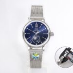 【JMF.Factory】匠“芯”岀品 市场最高版本万国IWC柏涛菲诺系列lW659802（谷爱凌）同款昼夜显示自动腕表，腕表尺寸34mmX9.5mm以极富诗意的视觉效果呈现日夜更替之美，搭配华丽的钻石镶嵌，带来全网最佳体验。n①JMF制表师精磨细造，慢工出细活，正品开模，不惜财力和精力，完美复刻，克服重重难关，市场首家厚度最薄，星辰位置与正品一致。n②6字位星辰位置与正品一致，效果通透，辨时清晰，表盘搭配12颗钻及指针和时标采用日晖纹装饰，光泽质感更加柔和，每个时标镶嵌1颗钻石，让你每次看时间都心花怒放。表盘6点昼夜显示盘上装饰金质月亮和太阳，每24小时旋转一圈，显示出这款腕表的华贵气质。n③【引领一体机时代】采用独家美优达定制版35180一体机，更薄，更稳，更像，最重要的是仿真度上升，振频28800每小时振荡次数，可提供50小时动力存储。(非市场2824机芯)表壳防水深度50m搭配原装折叠扣，意大利进口小牛皮表带。JMF精品1:1复刻，用心之作，极致优雅，低调完美，欢迎转载。
