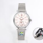 【JMF.Factory】匠“芯”岀品 市场最高版本万国IWC柏涛菲诺系列lW659802（谷爱凌）同款昼夜显示自动腕表，腕表尺寸34mmX9.5mm以极富诗意的视觉效果呈现日夜更替之美，搭配华丽的钻石镶嵌，带来全网最佳体验。n①JMF制表师精磨细造，慢工出细活，正品开模，不惜财力和精力，完美复刻，克服重重难关，市场首家厚度最薄，星辰位置与正品一致。n②6字位星辰位置与正品一致，效果通透，辨时清晰，表盘搭配12颗钻及指针和时标采用日晖纹装饰，光泽质感更加柔和，每个时标镶嵌1颗钻石，让你每次看时间都心花怒放。表盘6点昼夜显示盘上装饰金质月亮和太阳，每24小时旋转一圈，显示出这款腕表的华贵气质。n③【引领一体机时代】采用独家美优达定制版35180一体机，更薄，更稳，更像，最重要的是仿真度上升，振频28800每小时振荡次数，可提供50小时动力存储。(非市场2824机芯)表壳防水深度50m搭配原装折叠扣，意大利进口小牛皮表带。JMF精品1:1复刻，用心之作，极致优雅，低调完美，欢迎转载。