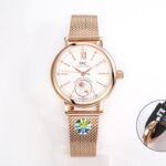 【JMF.Factory】匠“芯”岀品 市场最高版本万国IWC柏涛菲诺系列lW659802（谷爱凌）同款昼夜显示自动腕表，腕表尺寸34mmX9.5mm以极富诗意的视觉效果呈现日夜更替之美，搭配华丽的钻石镶嵌，带来全网最佳体验。n①JMF制表师精磨细造，慢工出细活，正品开模，不惜财力和精力，完美复刻，克服重重难关，市场首家厚度最薄，星辰位置与正品一致。n②6字位星辰位置与正品一致，效果通透，辨时清晰，表盘搭配12颗钻及指针和时标采用日晖纹装饰，光泽质感更加柔和，每个时标镶嵌1颗钻石，让你每次看时间都心花怒放。表盘6点昼夜显示盘上装饰金质月亮和太阳，每24小时旋转一圈，显示出这款腕表的华贵气质。n③【引领一体机时代】采用独家美优达定制版35180一体机，更薄，更稳，更像，最重要的是仿真度上升，振频28800每小时振荡次数，可提供50小时动力存储。(非市场2824机芯)表壳防水深度50m搭配原装折叠扣，意大利进口小牛皮表带。JMF精品1:1复刻，用心之作，极致优雅，低调完美，欢迎转载。