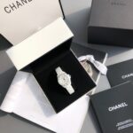 👏新款后盖）CHANEL香奈儿J12系列，高科技全白色精密进口陶瓷表壳搭配钢镶边表圈，旋入式表冠，33mm表径，蓝宝石玻璃镜面，贝母表盘，并且还镶嵌了12颗天然钻石时标，无一不体现了女土腕表的雍容华贵，搭载原装ETA机芯，陶瓷表带温润如玉，200米深度防水佩戴无忧。