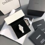 👏新款后盖）CHANEL香奈儿J12系列，高科技全白色精密进口陶瓷表壳搭配钢镶边表圈，凸显表款造型美的精髓，旋入式表冠，白色高科技精密陶瓷呈现出一种自内焕发于外的独特光泽，赋予陶瓷一种神奇魅力，33mm表径，蓝宝石玻璃镜面，无一不体现了女土腕表的雍容华贵，搭载原装ETA正品机芯，陶瓷表带温润如玉，200米深度防水佩戴无忧。