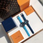 n原单LV——TAMBOUR系列强势来袭n腕表尺寸44mm喜欢大表盘的女生也可以轻松驾驭。个个精品无瑕，表壳打磨呈现瑞士一线品牌高级质感，表盘的填油细腻，印刷立体，刻度镶嵌工整，蓝宝镜面通透感极佳，与壳体衔接完美，表带采用佛像胶皮料 还原正品按键式快拆设计，方便快捷。做工翻倍无返修，喷砂精刚表壳 每一个细节仔细看都毫无压力，LV机械表相比石英表更高端，机械表很多人都会用心把玩，但好多人并不是很了解机械表，所以可能因操作或常识性问题不知道怎么处理，其实很简单，机械表就是一个动储的问题，要经常戴，走时才会精准，长时间不佩戴容易停摆，这个是常识～有很多人喜欢机械表，这是实用品和艺术品的差别，而石英表也好，智能腕表也好，说白了都是实用品，经过机械化大生产或现代化流水线生产出的这些腕表虽然都称其为表，但是艺术品和实用品实际上是