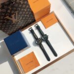 n原单LV——TAMBOUR系列强势来袭n腕表尺寸44mm喜欢大表盘的女生也可以轻松驾驭。个个精品无瑕，表壳打磨呈现瑞士一线品牌高级质感，表盘的填油细腻，印刷立体，刻度镶嵌工整，蓝宝镜面通透感极佳，与壳体衔接完美，表带采用佛像胶皮料 还原正品按键式快拆设计，方便快捷。做工翻倍无返修，喷砂精刚表壳 每一个细节仔细看都毫无压力，LV机械表相比石英表更高端，机械表很多人都会用心把玩，但好多人并不是很了解机械表，所以可能因操作或常识性问题不知道怎么处理，其实很简单，机械表就是一个动储的问题，要经常戴，走时才会精准，长时间不佩戴容易停摆，这个是常识～有很多人喜欢机械表，这是实用品和艺术品的差别，而石英表也好，智能腕表也好，说白了都是实用品，经过机械化大生产或现代化流水线生产出的这些腕表虽然都称其为表，但是艺术品和实用品实际上是