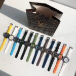 n原单LV——TAMBOUR系列强势来袭n腕表尺寸44mm喜欢大表盘的女生也可以轻松驾驭。个个精品无瑕，表壳打磨呈现瑞士一线品牌高级质感，表盘的填油细腻，印刷立体，刻度镶嵌工整，蓝宝镜面通透感极佳，与壳体衔接完美，表带采用佛像胶皮料 还原正品按键式快拆设计，方便快捷。做工翻倍无返修，喷砂精刚表壳 每一个细节仔细看都毫无压力，LV机械表相比石英表更高端，机械表很多人都会用心把玩，但好多人并不是很了解机械表，所以可能因操作或常识性问题不知道怎么处理，其实很简单，机械表就是一个动储的问题，要经常戴，走时才会精准，长时间不佩戴容易停摆，这个是常识～有很多人喜欢机械表，这是实用品和艺术品的差别，而石英表也好，智能腕表也好，说白了都是实用品，经过机械化大生产或现代化流水线生产出的这些腕表虽然都称其为表，但是艺术品和实用品实际上是