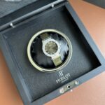 新配色 n【HB Factory】新力作 原版开模 最高版本复刻 n宇舶Hublot（恒宝）经典融合系列  女款高端腕表！最新推出宇舶女款33mm腕表，在高端复刻品质一如继往, 整体结构与原装结构保持一致！n细节方面：n1 :采用瑞士朗达石英机芯 n2 : 壳身抛光细腻洁白光亮，斜边抛光弧度倒角与正品一致，n3 ：字面与正品在各种常光的对比下一致！n4 : 表壳厚度与正品一致n5 : 腕表采用原装开模制做，n6:搭配进口鳄鱼皮表带或进口橡胶表带，复刻品之配件可以与原装正品互为通用替换，HB工艺匠心独运！HB Factory因为用心，所以专业，你值得拥有！