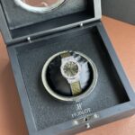 新配色 n【HB Factory】新力作 原版开模 最高版本复刻 n宇舶Hublot（恒宝）经典融合系列  女款高端腕表！最新推出宇舶女款33mm腕表，在高端复刻品质一如继往, 整体结构与原装结构保持一致！n细节方面：n1 :采用瑞士朗达石英机芯 n2 : 壳身抛光细腻洁白光亮，斜边抛光弧度倒角与正品一致，n3 ：字面与正品在各种常光的对比下一致！n4 : 表壳厚度与正品一致n5 : 腕表采用原装开模制做，n6:搭配进口鳄鱼皮表带或进口橡胶表带，复刻品之配件可以与原装正品互为通用替换，HB工艺匠心独运！HB Factory因为用心，所以专业，你值得拥有！
