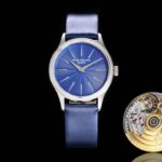 [JMF Factory]新品女款百达翡丽古典表系列——4897腕表，强势推荐！n古典魅力，经典重现，正装表王震撼登场。完美还原表中王者的独特质感和简约格调。【精彩细节】n1.搭配定制版机芯改Cal.215自动机芯，动能储存长达45小时，振频28800每小时。n2腕表尺寸33MM，尺寸数据完美吻合正品，佩戴轻便，还原正品体验。n2.采用与原装一致的锅盖型穹顶玻璃，特镀有双层抗眩晕增透镀膜。n3.表盘搭配72颗钻及指针和时标釆用日晖纹装饰，光泽质感更加柔和，让你每次看时间都心花恕放，之后再采用镀铑工艺处理，确保光泽度和质感不亚于原装。防水50m表带意大利进口小牛皮表带，做工精致，包边细腻，尽显大牌风范，搭配Patek 。Philippe原厂级针扣，更显示这款腕表的华贵气质，JMF精品1:1复刻。n用心之作，极致优雅，低调完美，欢迎转载。