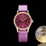 [JMF Factory]新品女款百达翡丽古典表系列——4897腕表，强势推荐！n古典魅力，经典重现，正装表王震撼登场。完美还原表中王者的独特质感和简约格调。【精彩细节】n1.搭配定制版机芯改Cal.215自动机芯，动能储存长达45小时，振频28800每小时。n2腕表尺寸33MM，尺寸数据完美吻合正品，佩戴轻便，还原正品体验。n2.采用与原装一致的锅盖型穹顶玻璃，特镀有双层抗眩晕增透镀膜。n3.表盘搭配72颗钻及指针和时标釆用日晖纹装饰，光泽质感更加柔和，让你每次看时间都心花恕放，之后再采用镀铑工艺处理，确保光泽度和质感不亚于原装。防水50m表带意大利进口小牛皮表带，做工精致，包边细腻，尽显大牌风范，搭配Patek 。Philippe原厂级针扣，更显示这款腕表的华贵气质，JMF精品1:1复刻。n用心之作，极致优雅，低调完美，欢迎转载。