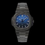 【PATEK PHILIPPE  鹦鹉螺5711 DiW 】碳纤维的美学呈现，DiW赋予鹦鹉螺5711 腕表别样的风格。DiW作为知名的腕表改装品牌，以高端的碳纤维赋予腕表全新的视觉与触觉体验，进而吸引了众多爱好者的关注。鹦鹉螺5711腕表是DiW近期的代表作，这款腕表开创了复合材料进化的新纪元，因为它在美学上结合了高端碳纤维的轻盈感和陶瓷的的光滑度。该腕表表壳采用高端碳纤维制成，并融入了不锈钢元素，黑色的整体色调与不规则纹理造型，尽显别致观感。表盘搭配时标与指针，呈现出典雅与奢侈的质感。腕表后盖采用不锈钢材料进行黑色涂层制作，视觉观感非常统一。腕表搭配的表带特别震撼，也是碳纤维与不锈钢材料组合制成，碳纤维的纹理如云似烟，让人爱不释手。百达翡丽鹦鹉螺5711经DiW重新改造制作，个性前卫，时尚炫酷，非常适合追逐个性和潮流的年轻人们！