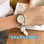 全新Ladymatic将女性气质与永恒的时间主题相融合，莲花🪷花瓣绽放表盘，以莲花🪷之姿诠释芳华，搭配钻石💎时标，随着柳叶指针的转动，这份清新与皎洁在每一秒绽放，正好契合喜欢清新、不愿随波逐流的你，如莲花般出淤泥而不染🪷。这么优雅浪漫且有个性的腕表谁能不爱😊😊‼️