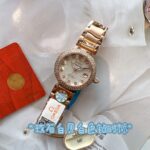 全新Ladymatic将女性气质与永恒的时间主题相融合，莲花🪷花瓣绽放表盘，以莲花🪷之姿诠释芳华，搭配钻石💎时标，随着柳叶指针的转动，这份清新与皎洁在每一秒绽放，正好契合喜欢清新、不愿随波逐流的你，如莲花般出淤泥而不染🪷。这么优雅浪漫且有个性的腕表谁能不爱😊😊‼️