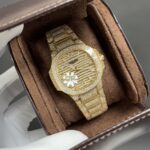 GR🌐重金打造经典时计——百达翡丽7118女士鹦鹉螺 满钻限量款 少量到货，限量供应（全身采用八心八箭天然奥宝水钻）n🉐️赠送价值旅行便捷定制手表表盒n腕表:定制9015改324 S自动一体上链机械机芯，中心大秒针n表盘:密镶钻，拥有286颗钻n表壳:密镶拥有518颗钻，拥有蓝宝石水晶透盖。防水系数30米。直径35.2mmn表链:采用拥有1729钻采用罕见的“不规则雪花镶钻”工艺，令腕表更添耀眼光彩，这项工艺需要将大小各异的钻镶嵌并固定到位，尽可能隐匿每颗钻之前的贵金属痕迹。n顶配鹦鹉螺7118满天星n目前算是最奢华的女款鹦鹉螺n应该没有人能拒绝了它了吧n雪花❄️镶钻全身n不仅是表盘，表带都是雪花镶钻总之一个字“闪”（白色为真空炉内白金，玫色为真空炉内纳米玫瑰金）nGR精品，欢迎表友品鉴！
