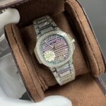 GR🌐重金打造经典时计——百达翡丽7118女士鹦鹉螺 满钻限量款 少量到货，限量供应（全身采用八心八箭天然奥宝水钻）n🉐️赠送价值旅行便捷定制手表表盒n腕表:定制9015改324 S自动一体上链机械机芯，中心大秒针n表盘:密镶钻，拥有286颗钻n表壳:密镶拥有518颗钻，拥有蓝宝石水晶透盖。防水系数30米。直径35.2mmn表链:采用拥有1729钻采用罕见的“不规则雪花镶钻”工艺，令腕表更添耀眼光彩，这项工艺需要将大小各异的钻镶嵌并固定到位，尽可能隐匿每颗钻之前的贵金属痕迹。n顶配鹦鹉螺7118满天星n目前算是最奢华的女款鹦鹉螺n应该没有人能拒绝了它了吧n雪花❄️镶钻全身n不仅是表盘，表带都是雪花镶钻总之一个字“闪”（白色为真空炉内白金，玫色为真空炉内纳米玫瑰金）nGR精品，欢迎表友品鉴！
