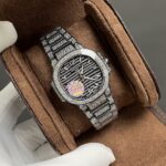 GR🌐重金打造经典时计——百达翡丽7118女士鹦鹉螺 满钻限量款 少量到货，限量供应（全身采用八心八箭天然奥宝水钻）n🉐️赠送价值旅行便捷定制手表表盒n腕表:定制9015改324 S自动一体上链机械机芯，中心大秒针n表盘:密镶钻，拥有286颗钻n表壳:密镶拥有518颗钻，拥有蓝宝石水晶透盖。防水系数30米。直径35.2mmn表链:采用拥有1729钻采用罕见的“不规则雪花镶钻”工艺，令腕表更添耀眼光彩，这项工艺需要将大小各异的钻镶嵌并固定到位，尽可能隐匿每颗钻之前的贵金属痕迹。n顶配鹦鹉螺7118满天星n目前算是最奢华的女款鹦鹉螺n应该没有人能拒绝了它了吧n雪花❄️镶钻全身n不仅是表盘，表带都是雪花镶钻总之一个字“闪”（白色为真空炉内白金，玫色为真空炉内纳米玫瑰金）nGR精品，欢迎表友品鉴！
