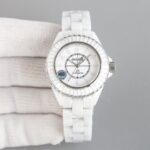 nTW超级陶瓷新品——香奈儿J12系列33mm腕表！女神福利，匠心之作 年度巨制！n《最新版本细节》       n1⃣️表壳尺寸而原版一致，采用33mm表劲！n2⃣️高密度钢化陶瓷材质铸造而成，质地轻 抗磨损 不过敏 不褪色。温润如玉的外观颜色无限接近原版！n3⃣️圆角抛光的表壳以及链节略微延长的全新表链设计突显整体造型更加纤巧灵动  n4⃣️表圈采用白K金固定式表圈，镶嵌46颗长阶梯型切割人造钻石！n5⃣️内圈的计时刻度更加精细，增添时标设计          n6⃣️指针采取时针与分针同宽设计、更为精致纤巧         n7⃣️表针、內圈覆有Superluminova超级夜光涂层   n8⃣️密底改造为背透设计、透过底部透视玻璃，香奈儿专属CALIBER12.2自动上链机械机芯一览无余，更显价值。