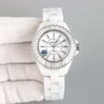 nTW超级陶瓷新品——香奈儿J12系列33mm腕表！女神福利，匠心之作 年度巨制！n《最新版本细节》       n1⃣️表壳尺寸而原版一致，采用33mm表劲！n2⃣️高密度钢化陶瓷材质铸造而成，质地轻 抗磨损 不过敏 不褪色。温润如玉的外观颜色无限接近原版！n3⃣️圆角抛光的表壳以及链节略微延长的全新表链设计突显整体造型更加纤巧灵动  n4⃣️表圈采用白K金固定式表圈，镶嵌46颗长阶梯型切割人造钻石！n5⃣️内圈的计时刻度更加精细，增添时标设计          n6⃣️指针采取时针与分针同宽设计、更为精致纤巧         n7⃣️表针、內圈覆有Superluminova超级夜光涂层   n8⃣️密底改造为背透设计、透过底部透视玻璃，香奈儿专属CALIBER12.2自动上链机械机芯一览无余，更显价值。