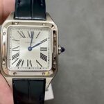 图着小号27.5mmnF1 市面上独家唯一对版头粒 完美还原 卡地亚经典之作，卡地亚山度士Santos.杜蒙系列，轮廓流畅、简约优雅，非常符合当代绅士的潮流品味。大号表径46.6*33.9mm,中号表径：43.5*31.4mm，小号表径：38*27.5mm；瑞士石英机芯相较于圆形腕表，方形腕表因其棱角分明的设计显得格外独特，而提到方表中的经典之作，卡地亚的山度士自然榜上有名，山度士腕表不仅是方形腕表中的典范，同时也被认为是“世界上第一只现代手表”。山度士系列腕表的诞生充满了传奇色彩，当时路易.卡地亚为其好友，巴西飞行员阿尔伯特.山度士.杜蒙打造一款能够佩戴在手上的腕表，方便在飞行中查看时间，历史上第一枚现代意义的腕表应运而生。这个表款采用精钢材质打造而成，磨砂表盘上搭配剑形蓝钢指针以及经典的罗马数字时标，经典耐看。罗马字时标外圈为轨道刻度，则给手表盘面增加了一些复古特色，表圈上有8颗螺丝装饰，非常具有辨识度。侧面以拉丝工艺处理，表圈是经过抛光工艺润饰，即能搭配正装，又有休闲风格。表壳略微有一些弯曲弧度，完美贴合手腕，佩戴非常舒适；表冠是一颗蓝色天然尖晶石，搭配意大利小牛皮表带与表冠上镶嵌的蓝色圆形宝石相吻合，整体呈现儒雅、精致的绅士气质。
