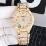 百达翡丽🌐TWENTY～4系列7300❄️雪花钻满天星💎闪爆登场。赠🎁原装便携皮盒n表壳：36MM一体式矩型表壳满镶3⃣️5⃣️1⃣️颗雪花💎正品一致 n表圈及表耳：原装同步阶梯式高低位处理，更显层次分明。n机芯：324SC自动上弦机芯。n表盘：原装同步白金.黄金.玫瑰金3⃣️色日辉纹数字面盘满镶3⃣️8⃣️4⃣️颗雪花💎更显醒目闪耀。n表链：316L抛光精钢表链侧边高低位满镶2⃣️4⃣️9⃣️0⃣️颗雪花💎搭配卡拉桌华专利折叠式表扣。