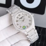 百达翡丽🌐TWENTY～4系列7300❄️雪花钻满天星💎闪爆登场。赠🎁原装便携皮盒n表壳：36MM一体式矩型表壳满镶3⃣️5⃣️1⃣️颗雪花💎正品一致 n表圈及表耳：原装同步阶梯式高低位处理，更显层次分明。n机芯：324SC自动上弦机芯。n表盘：原装同步白金.黄金.玫瑰金3⃣️色日辉纹数字面盘满镶3⃣️8⃣️4⃣️颗雪花💎更显醒目闪耀。n表链：316L抛光精钢表链侧边高低位满镶2⃣️4⃣️9⃣️0⃣️颗雪花💎搭配卡拉桌华专利折叠式表扣。
