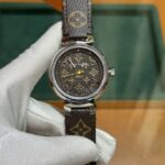 n全网热搜 LV超神之作n新品发布LVTambour 腕表n全系列陆续空降市场！经典老花三个颜色完美呈现 n致敬原厂 完成使命！n【三大超级亮点】n1.表盘！刻度镶嵌工整，个个精品无瑕n2.蓝宝镜面通透感极佳，与壳体衔接完美n3.表壳打磨呈现瑞士一线品牌高级质感n【必买理由】n1.表带采用真皮 还原正品按键式快拆设计，方便快捷。做工翻倍无返修n2.肽壳表壳 每一个细节仔细看都毫无压力，LV机械表相比石英表更高端n3.表壳:直径41.5毫米-肽壳 表圈刻有路易威登字母，表盘上带有AR涂层的蓝宝石水晶，透视底盖呈現完美机械动感-100米防水n不但是送礼佳品，更是自留神器！🔥