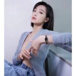 香奈儿 CHANEL PREMIÈRE CAMÉLIA SKELETON！采用镂空透明山茶花机芯，茶花上面采用微镶工艺。微镶出茶花形状。系列腕，充分融入了设计元素，棱角分明，设计简约，简单有力的线条没有多余的修饰，却不失大气。更以无惧女性的中性美刻下属于自己的一笔。刚柔并济是新时代女性的标签，她们需要平衡工作和生活，也要保持一个品味女人该保有的姿态。纵使岁月流逝，依然美丽动人。无论时装还是珠宝腕表，在香奈儿的世界山茶花的元素无处不在。就如同这款有着几何形态的花朵，纯净无暇无可比拟，它象征着奔放的激情与浪漫主义情怀，清新  她至真至情对真爱的思念。表带钢间陶瓷，采用氧化锆陶瓷，是陶瓷中强度和韧性、综合性最佳的材料，被誉为‘陶瓷钢’。可以搭配意大利小牛皮，鳄鱼🐊皮可以选择。Size 26*34*9mm。瑞士机芯，蓝宝石玻璃。