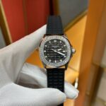 GR🌐重金打造经典时计——百达翡丽7118女士鹦鹉螺 满钻限量款 少量到货，限量供应（全身采用八心八箭天然奥宝水钻）n🉐️赠送价值旅行便捷定制手表表盒n腕表:定制9015改324 S自动一体上链机械机芯，中心大秒针n表盘:密镶钻，拥有286颗钻n表壳:密镶拥有518颗钻，拥有蓝宝石水晶透盖。防水系数30米。直径35.2mmn表链:采用拥有1729钻采用罕见的“不规则雪花镶钻”工艺，令腕表更添耀眼光彩，这项工艺需要将大小各异的钻镶嵌并固定到位，尽可能隐匿每颗钻之前的贵金属痕迹。n顶配鹦鹉螺7118满天星n目前算是最奢华的女款鹦鹉螺n应该没有人能拒绝了它了吧n雪花❄️镶钻全身n不仅是表盘，表带都是雪花镶钻总之一个字“闪”（白色为真空炉内白金，玫色为真空炉内纳米玫瑰金）nGR精品，欢迎表友品鉴！